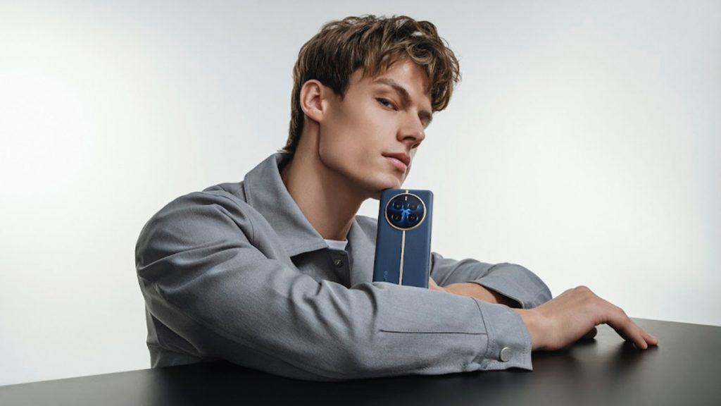 Homem segurando Realme 12 Pro+ 5G