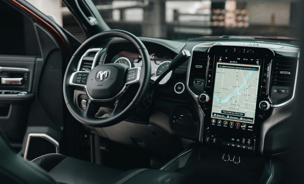 Tela no painel do carro via Brock Wegner/Unsplash