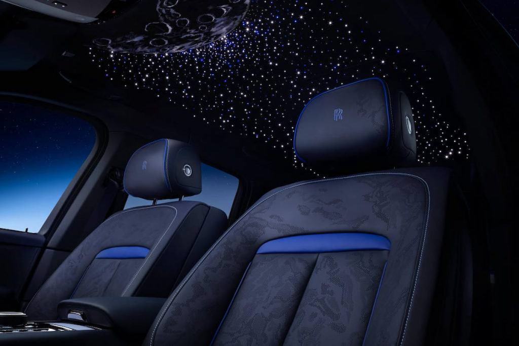 Teto customizado com constelação em led via Rolls Royce/reprodução