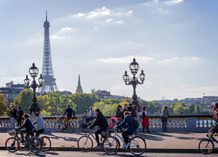 Bicicleta já supera carro como principal meio de transporte em Paris
