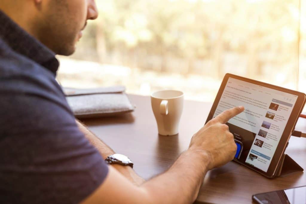 homem lendo postagem no linkedin