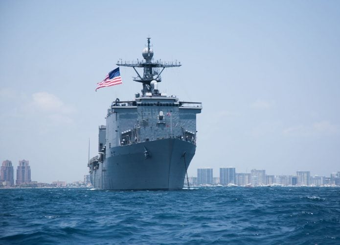 Marinha dos EUA quer testar arma de micro-ondas capaz de neutralizar drones