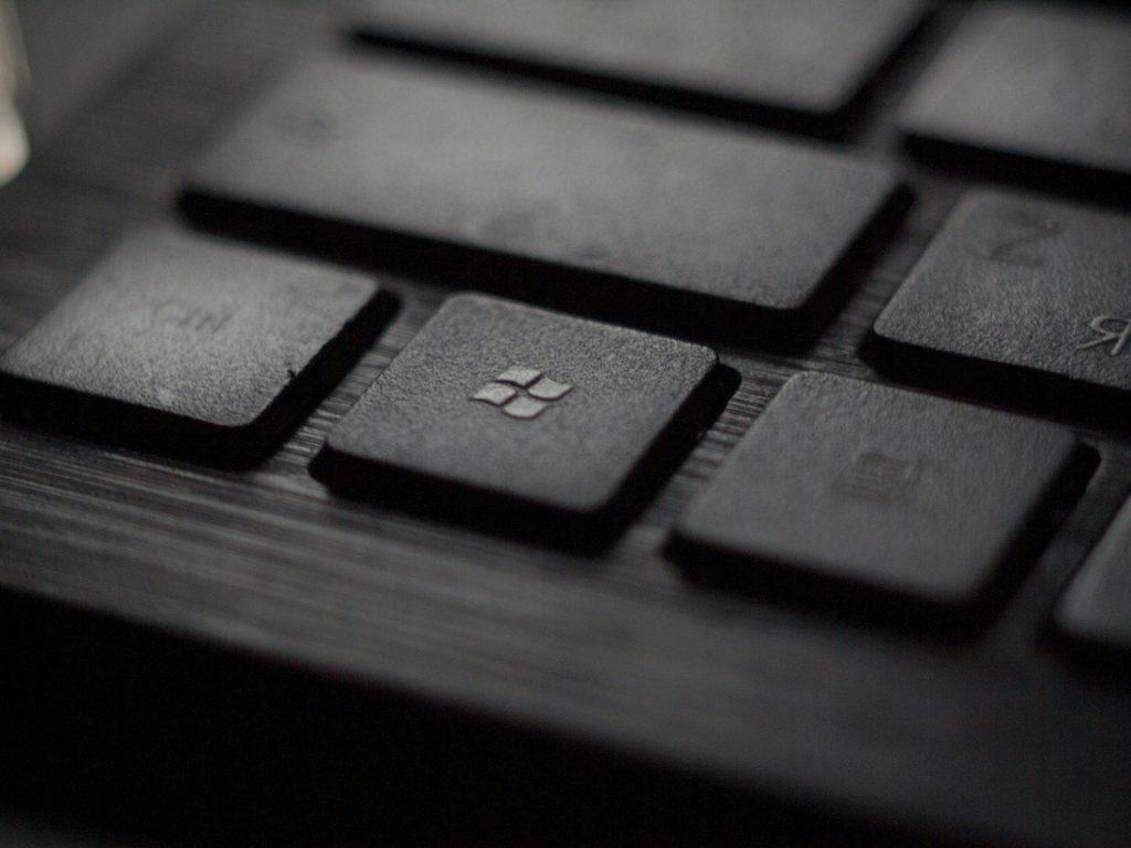 Caracteres especiais do Windows via Tadas Sar/Unsplash