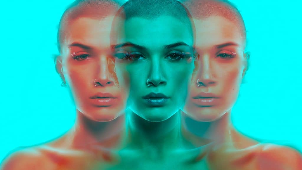 Montagem de três retratos de uma mulher