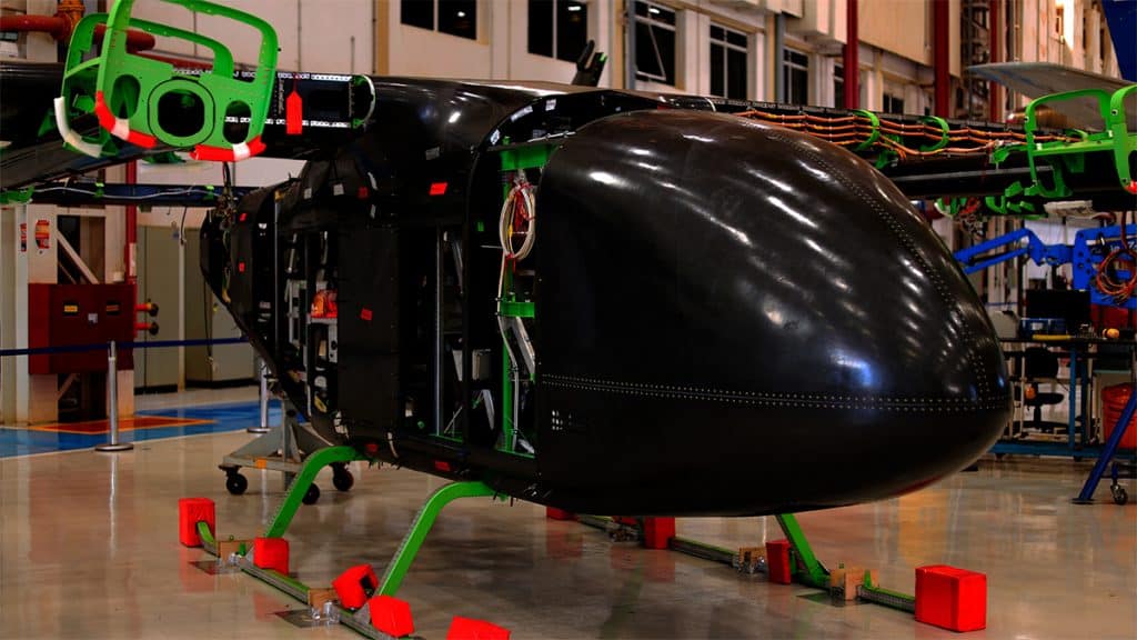 Protótipo de carro vador da Embraer em galpão durante montagem