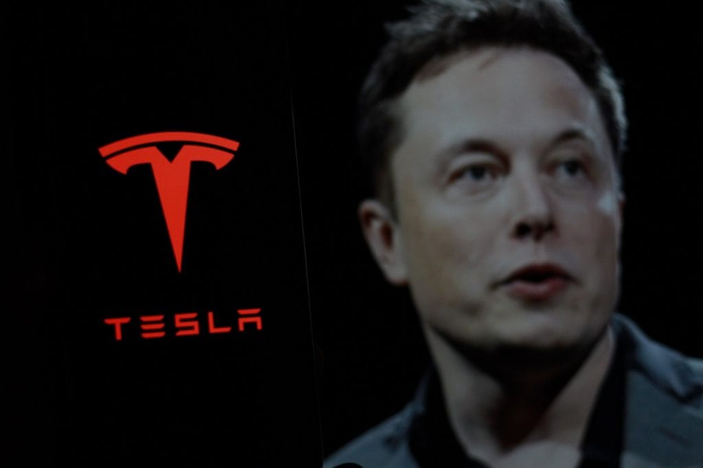 imagem com o logo da Tesla de um lado e o rosto de Elon Musk do outro