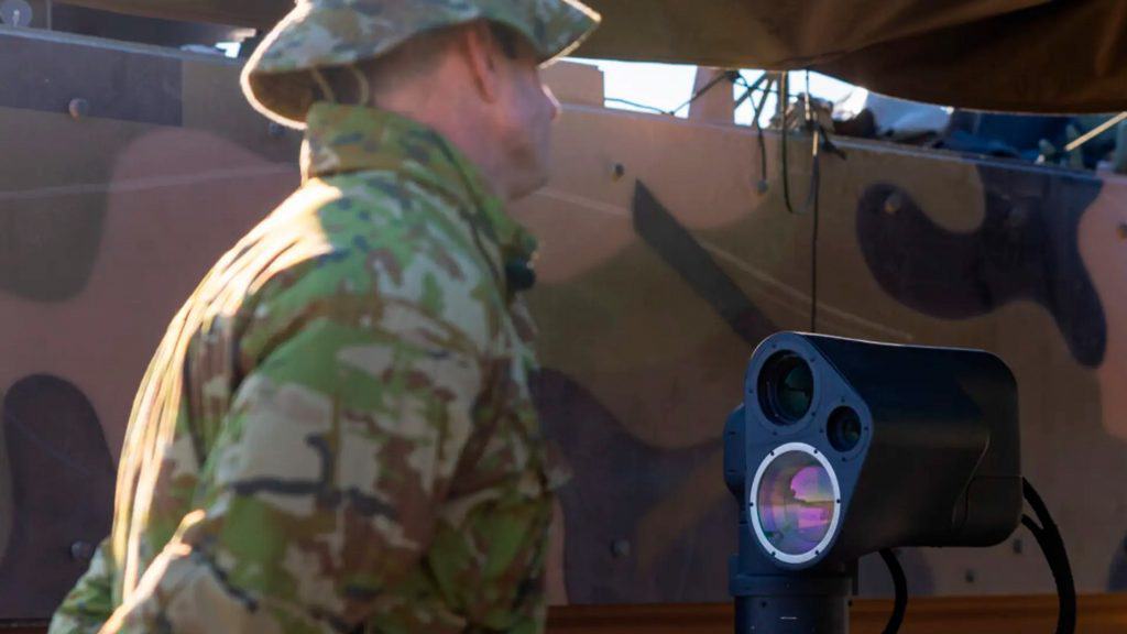 Arma a laser da Austrália ao lado de soldado
