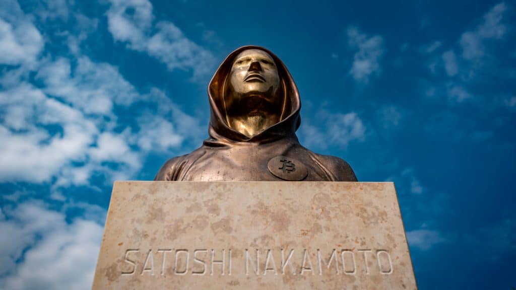 Busto de Satoshi Nakamoto, criador do bitcoin