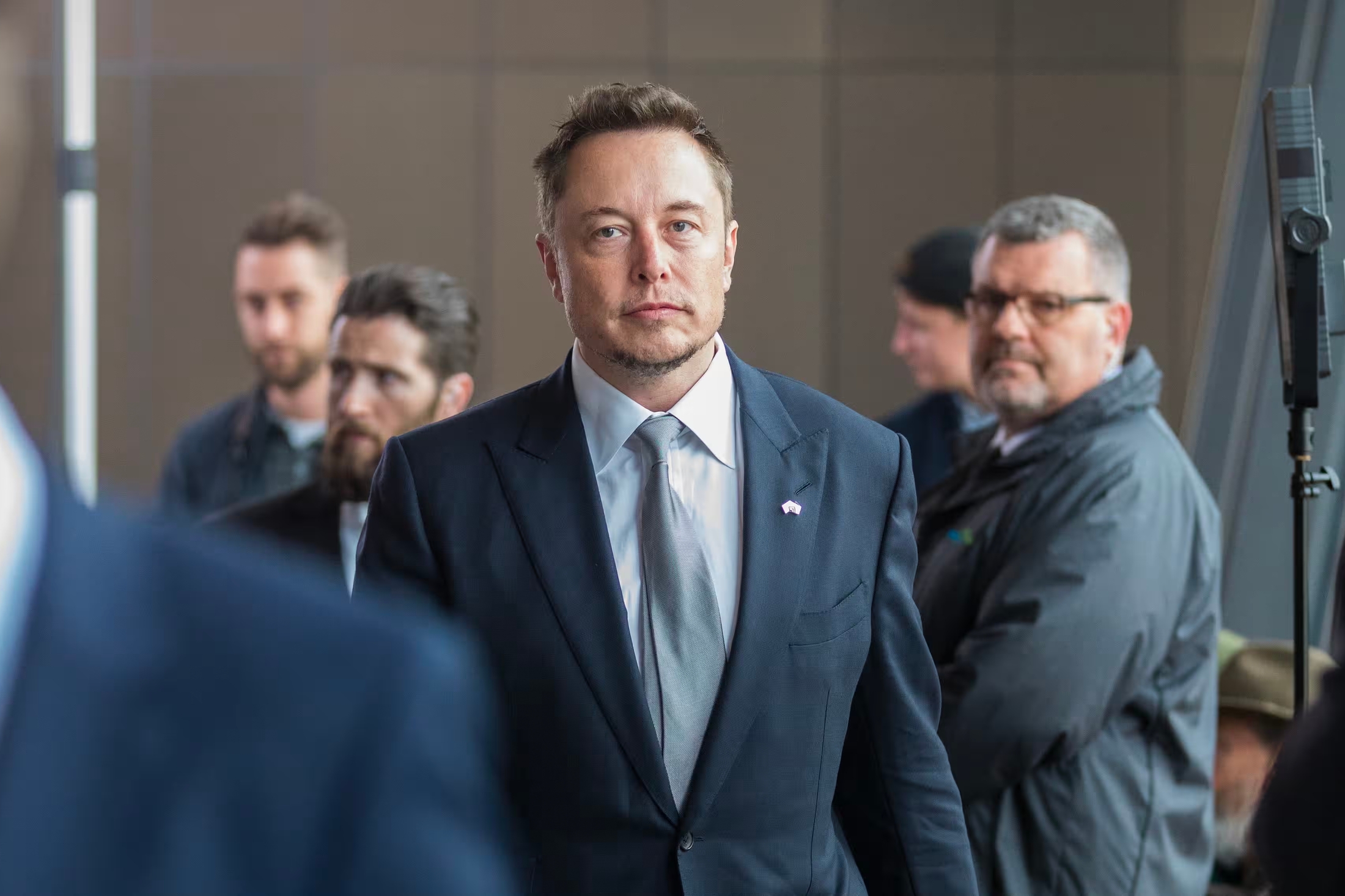 Elon Musk pode se afastar de Tesla, alerta presidente da montadora