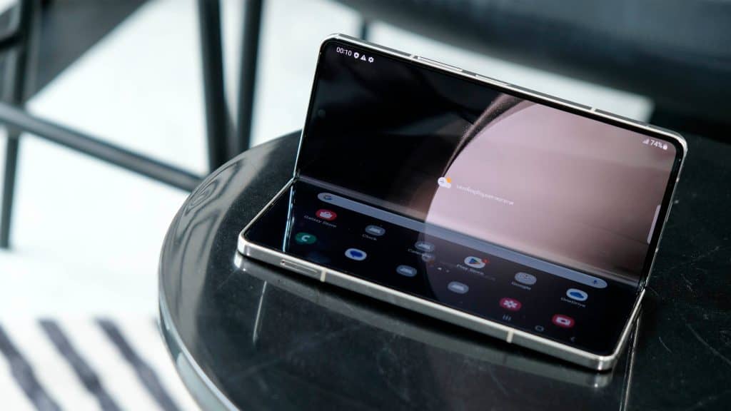 Galaxy Z Fold meio aberto, com a tela para cima, colocado numa mesa