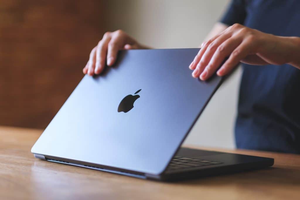 Apple rompe tradição e prepara primeiro MacBook com tela sensível ao toque A Apple está finalmente se preparando para lançar uma versão com tela sensível ao toque do MacBook Pro, revertendo uma postura histórica que remonta ao próprio Steve Jobs. MacBook