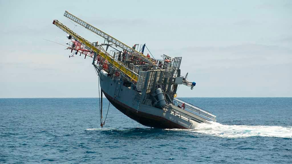 Plataforma R/P FLIP se erguendo no oceano