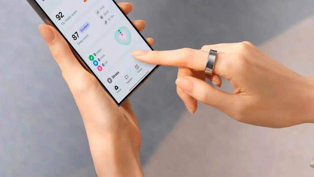 Mulher usando Galaxy Ring, que deve ser lançado no segundo Galaxy Unpacked de 2024, e celular da Samsung