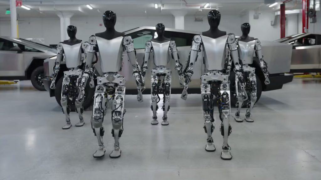 Cinco modelos do robô da Tesla com Cybertruck no fundo