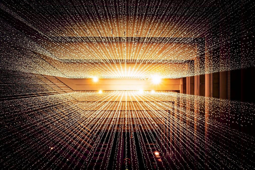Memória à base de tungstênio promete velocidade de nanossegundos Pesquisadores de Taiwan desenvolveram um novo tipo de memória de última geração que promete revolucionar o armazenamento de dados. A tecnologia, baseada em tungstênio, oferece velocidade de comutação em escala de nanossegundos e baixo consumo de energia, combinando o melhor de diferentes tipos de memória atualmente disponíveis no mercado. As informações são do TechXplore. Memória à base de tungstênio promete velocidade de nanossegundos