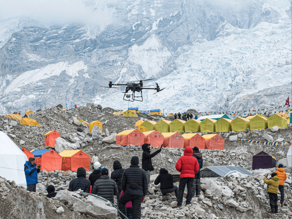 Drone realiza entrega no Everest pela primeira vez na história
