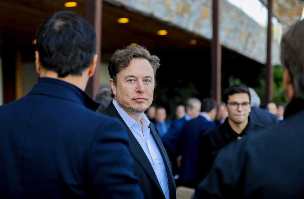 Ações da Tesla caem 5% após aprovação de pacote bilionário para Elon Musk As ações da Tesla registraram queda de cerca de 5% logo após a reunião de acionistas da empresa, que aprovou um plano de compensação multibilionário para o CEO Elon Musk. O resultado sinalizou a insatisfação de parte do mercado diante da decisão de manter o executivo no cargo por até uma década, mesmo após sucessivas quedas nas vendas e nos lucros da montadora. As informações são da Electrek. Ações da Tesla caem 5% após aprovação de pacote bilionário para Elon Musk