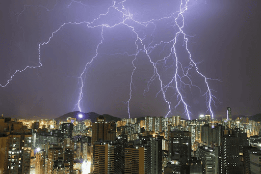 É realmente perigoso usar aparelhos eletrônicos quando chove? Muita gente já ouviu a recomendação de evitar o uso de aparelhos eletrônicos durante tempestades, principalmente quando há raios e trovões. Mas será que esse alerta faz sentido em pleno século XXI, com casas cheias de tecnologia e redes elétricas supostamente seguras? É realmente perigoso usar aparelhos eletrônicos quando chove?