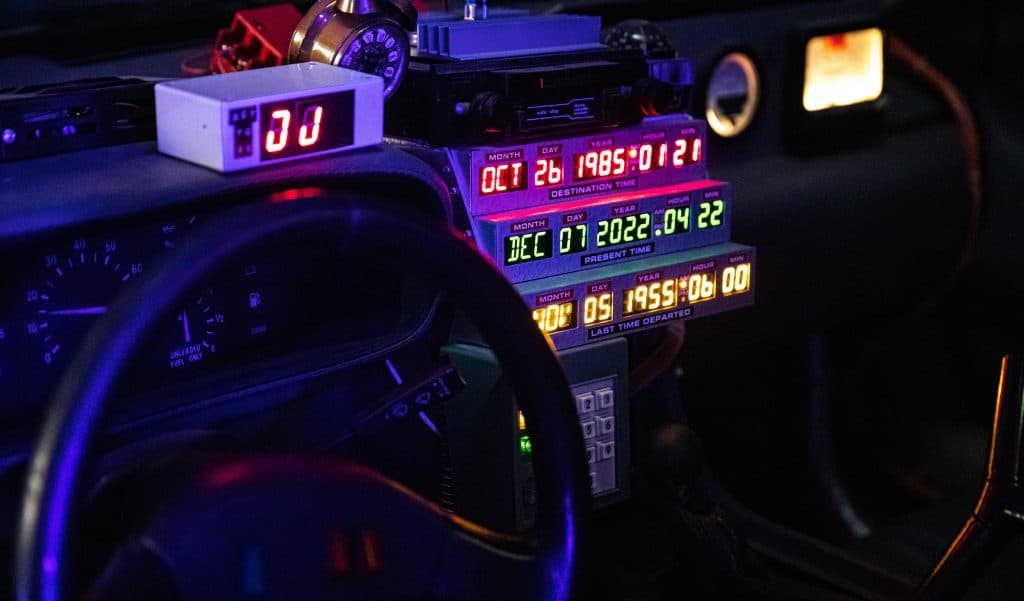 Reprodução da máquina do tempo "Delorean", da franquia "De volta para o Futuro"