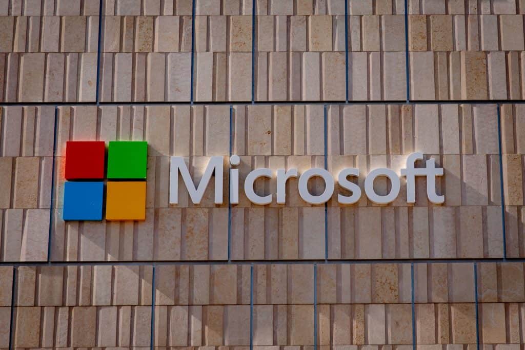 Fachada da Microsoft com logo da empresa