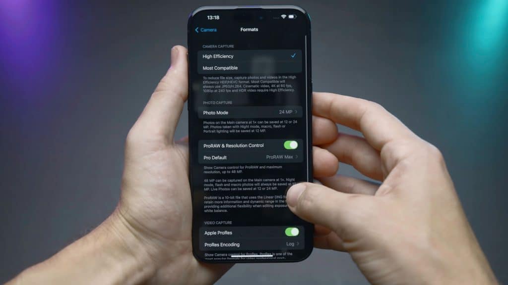 Imagem mostra pessoa mexendo nas configurações de um smartphone