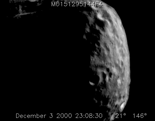 [ Imagens captadas pela sonda NEAR-Shoemaker enquanto orbitava o asteroide Eros a cerca de 200 km de distância - Créditos: NASA/JPL/JHUAPL ]