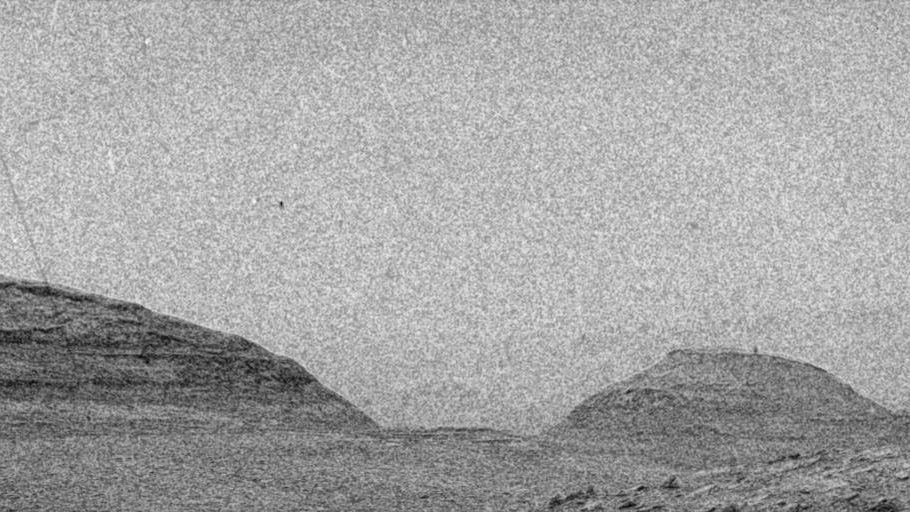 O GIF foi feito pelo rover Curiosity e os risco brancos são devido as grandes quantidade de energia carragadas pelas partículas que atingiram a câmera (Crédito: NASA/JPL-Caltech)