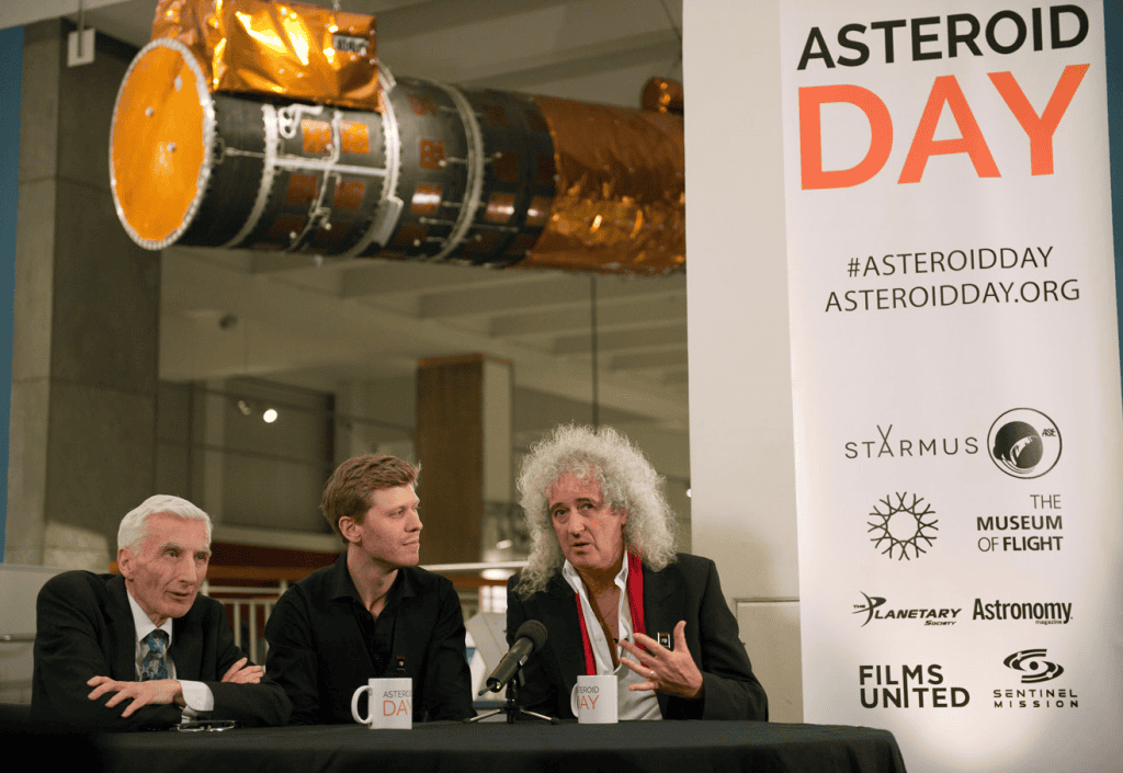 [ O astrônomo real Lord Martin Rees ao lado dos fundadores do Asteroid Day, o diretor de cinema Grigorij Richters e o Dr. Brian May, astrofísico e guitarrista do Queen, durante evento de lançamento do Asteroid Day no Museu da Ciência de Londres - Créditos:  Max Alexander ]