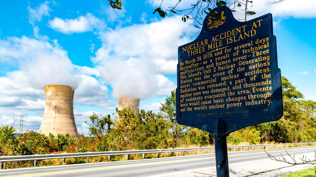 Placa sobre acidente nuclear na frente de usina nos Estados Unidos