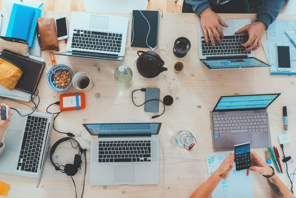 Ambiente de trabalho com computadores via Marvin Meyer/Unsplash