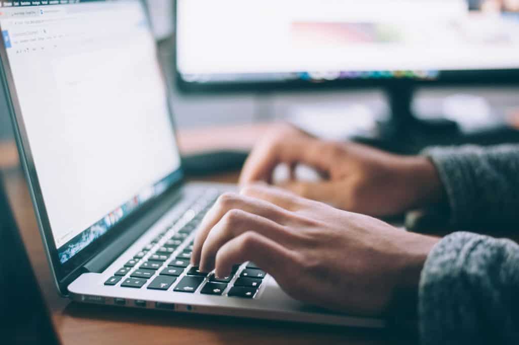 Atalhos no teclado para Windows via Glenn Carstens-Peters/Unsplash