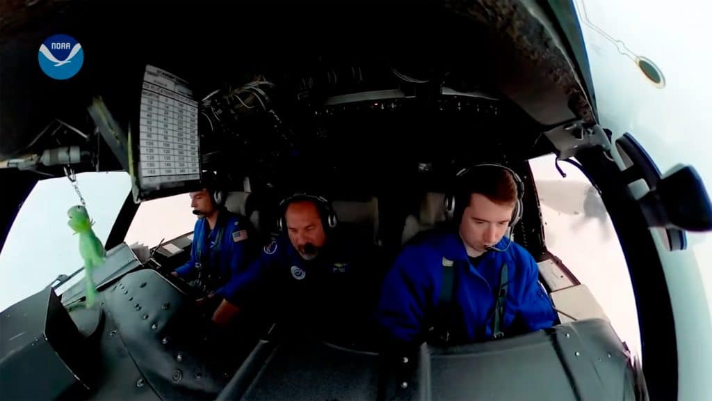 Visão de dentro da cabine de um avião com caçadores de furacão dentro