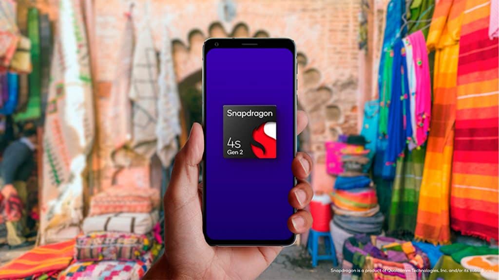 Montagem de pessoa segurando celular com desenho do chip Snapdragon 4s Gen 2, da Qualcomm, na tela