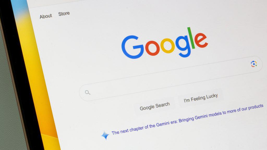 Busca do Google aberta num navegador num notebook