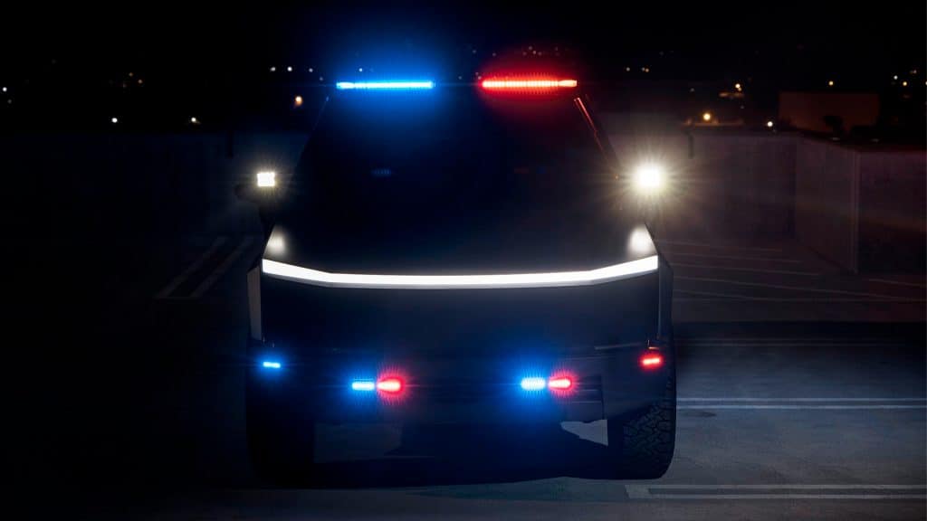 Parte da frente de Cybertruck com modificações que o deixaram parecendo viatura de polícia