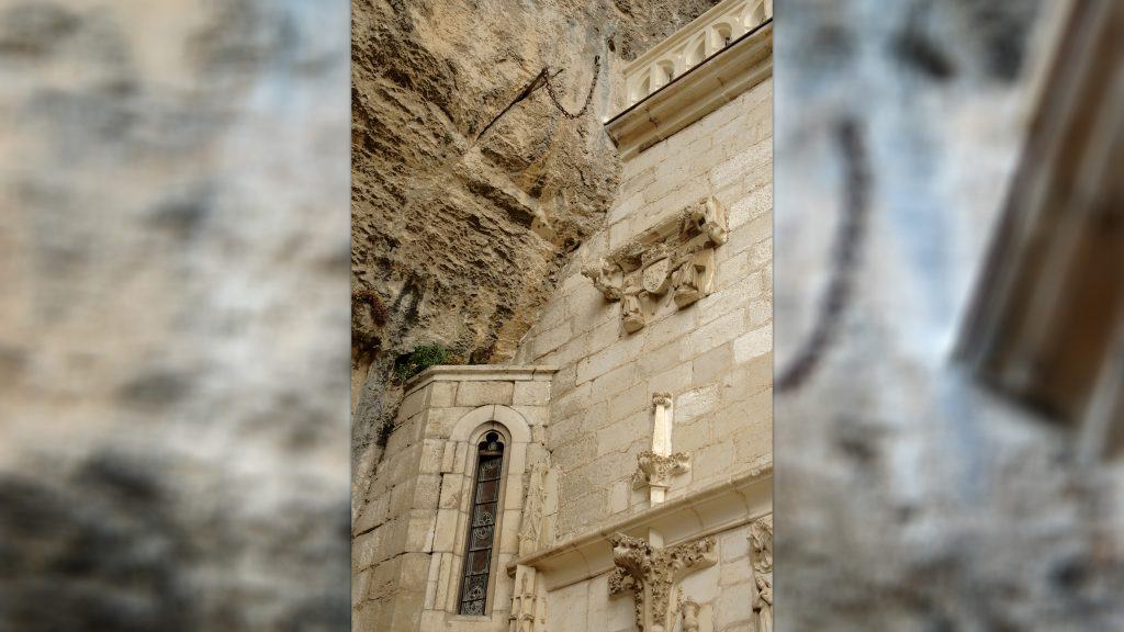 Durandal, apelidada de Excalibur francesa, fincada em rocha de Rocamadour, cidade na França