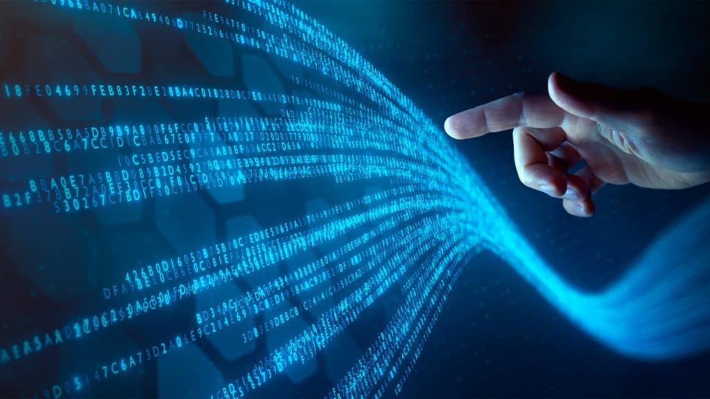Pessoa apontando e quase tocando em fileira de dados holográficas que parece correnteza de um rio