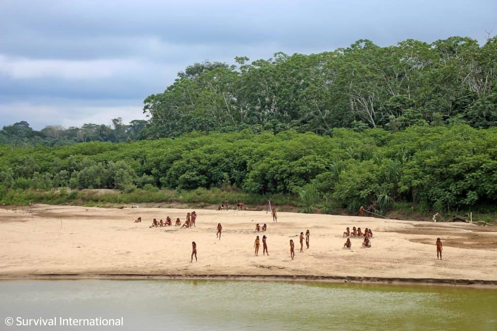 membros do povo indígena Mashco Piro à beira de um rio