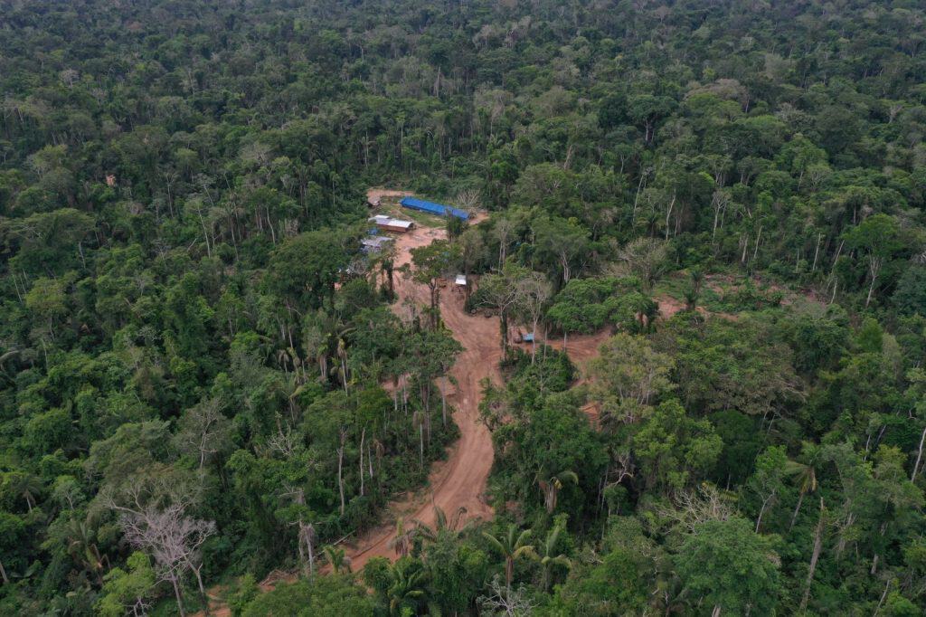 acampamento de madeireiros no meio da Amazônia peruana