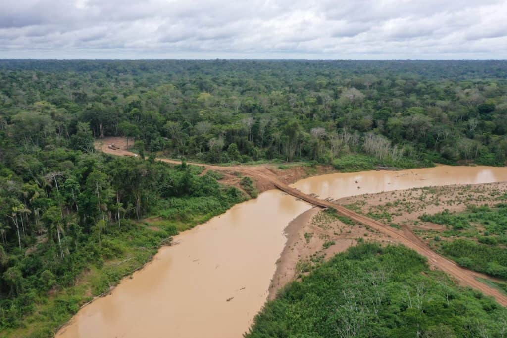 ponte artesanal construída sobre um rio na Amazônia peruana