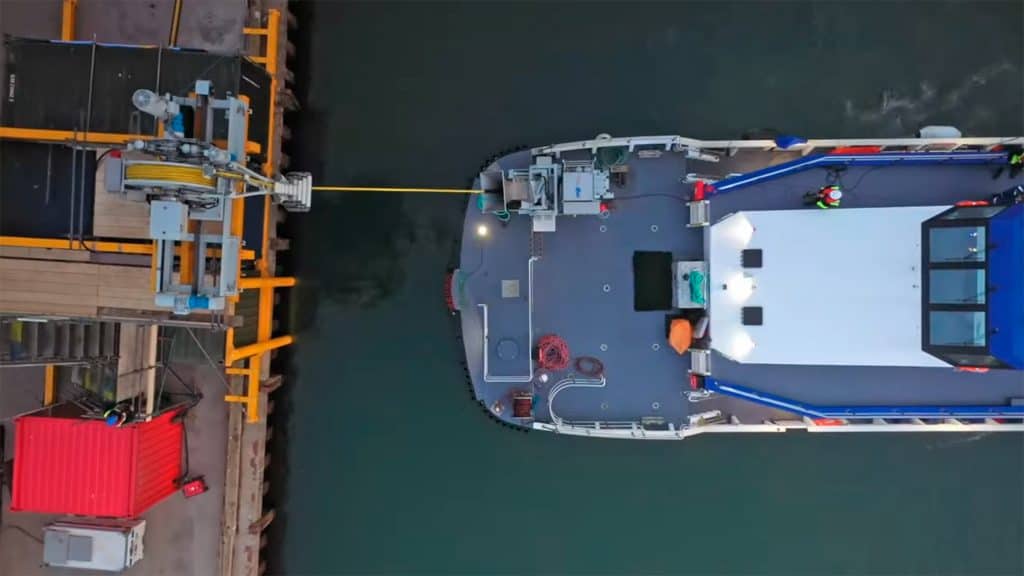 Visão de cima de um dos navios elétricos da empresa Parkwind conectados a fazenda de turbinas eólicas
