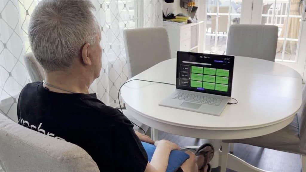 Paciente com implante cerebral da rival da Neuralink usando interface com tecnologia da OpenAI