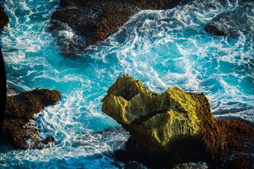 A ilha de lixo que virou uma ‘cidade perdida’ no oceano O despejo de lixo nos oceanos é um dos maiores problemas ambientais da atualidade. Estimativas apontam que cerca de 80% dos resíduos são despejados diretamente ou levados por rios e pela chuva, enquanto os outros 20% têm origem em fontes como apetrechos de pesca abandonados. A ilha de lixo que virou uma ‘cidade perdida’ no oceano