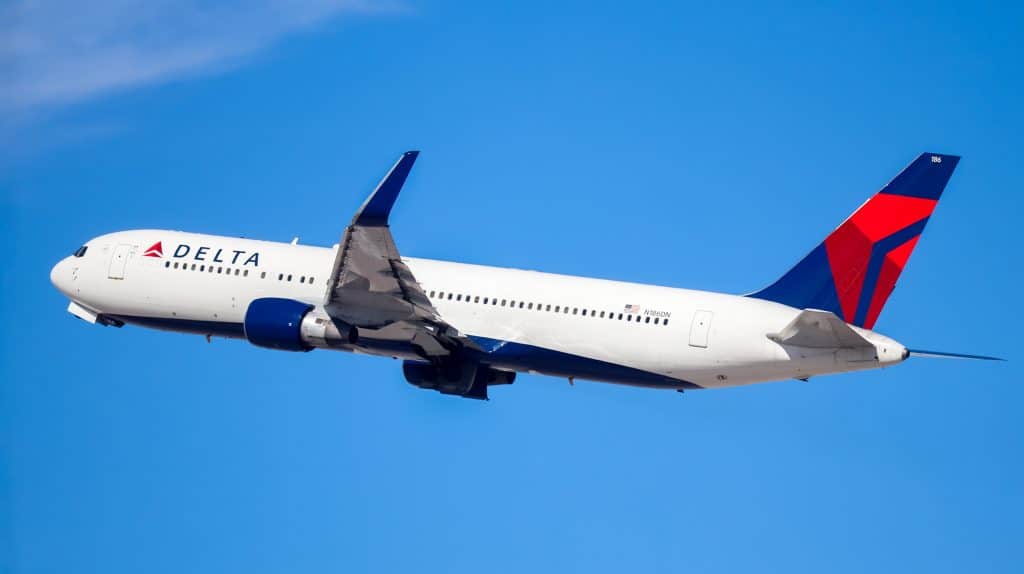 Avião da Delta Airlines voando