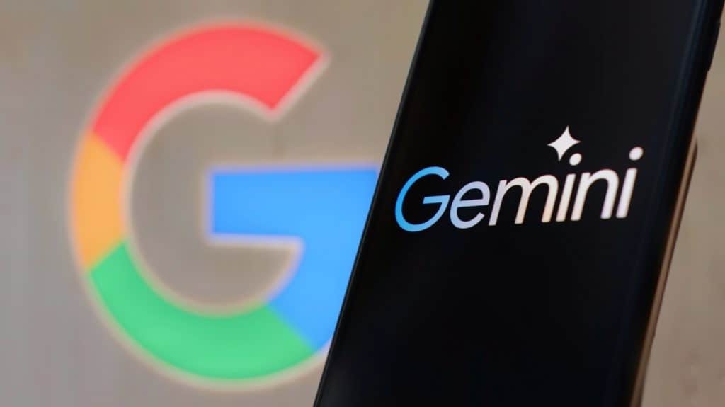 Letra G estilizada do Google ao lado de um smartphone exibindo o logo do Gemini