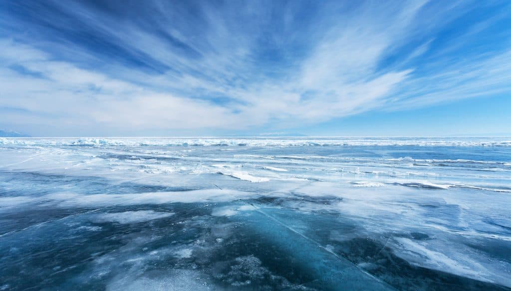 Lago mais antigo do mundo tem ‘peixes canibais’ e imensos anéis de gelo Formado há cerca de 25 milhões de anos, o Lago Baikal é considerado o mais antigo do mundo – ocupando também o posto de mais profundo, com aproximadamente 1.700 metros de profundidade. Mas há outro fator que torna o lago da Sibéria ainda mais intrigante: seus cardumes de peixes canibais. Lago mais antigo do mundo tem ‘peixes canibais’ e imensos anéis de gelo