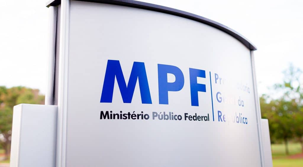 Logo  do Ministério Público Federal na fachada do prédio do órgão