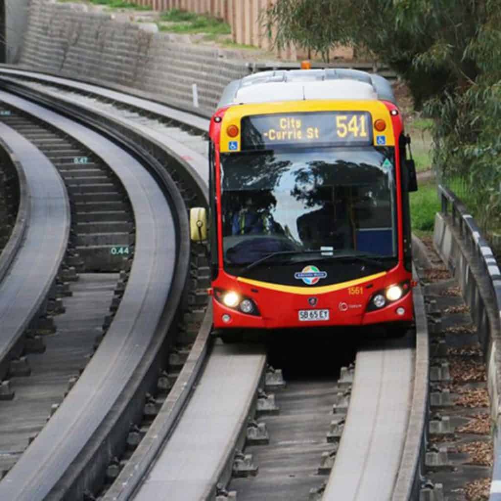 Imagem mostra o O-Bahn, um transporte guiado na Austrália