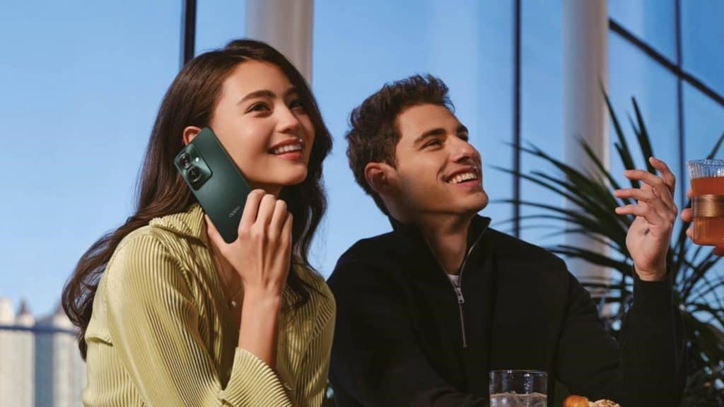 Homem ao lado de mulher com o OPPO Reno 11 F no ouvido