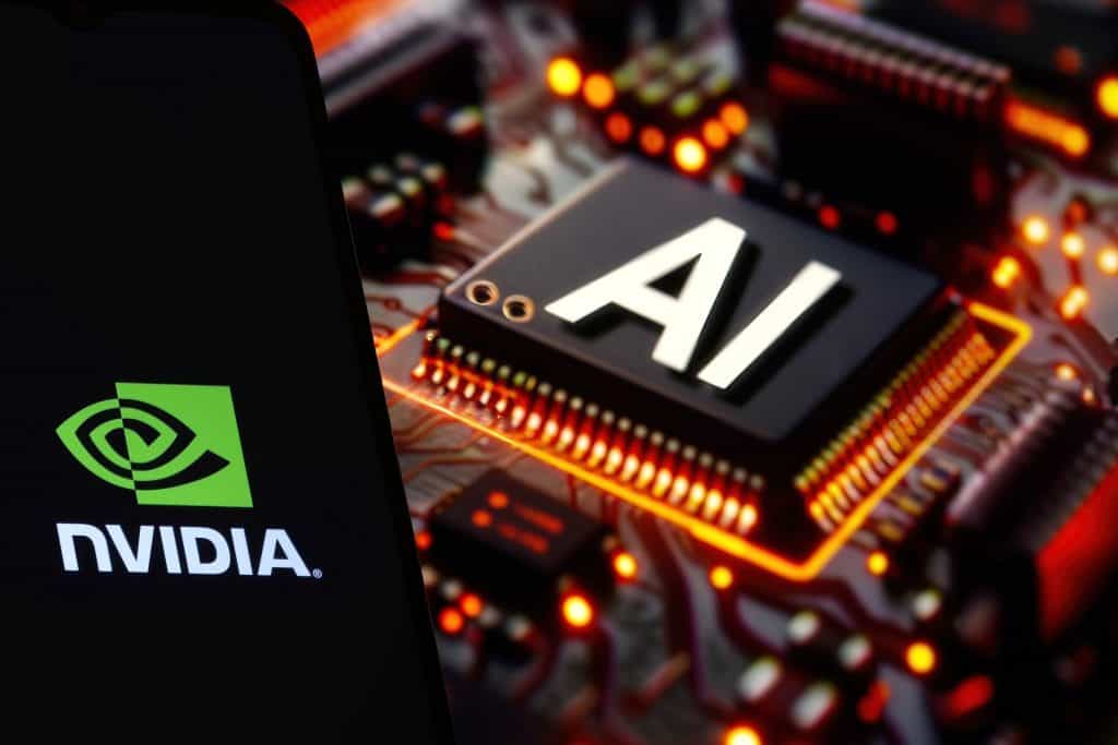 Chip acoplado em uma placa-mãe com escrita "IA" em branco; à esquerda, um smartphone mostra o logo da Nvidia